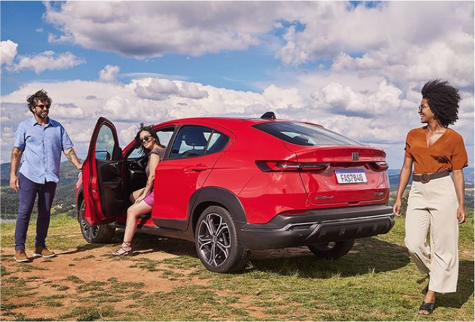 pessoas em volta de um carro Fiat